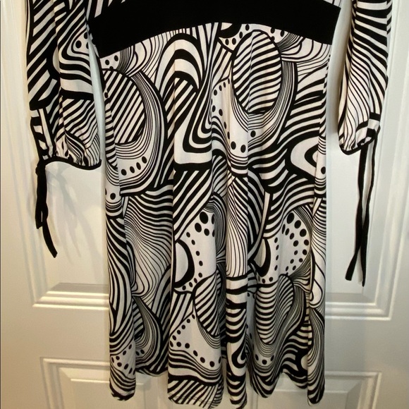•2/$35• VTG Y2K/Late 90s Black & White Stretchy Bold Patterned Retro Mod Dress - Picture 5 of 6